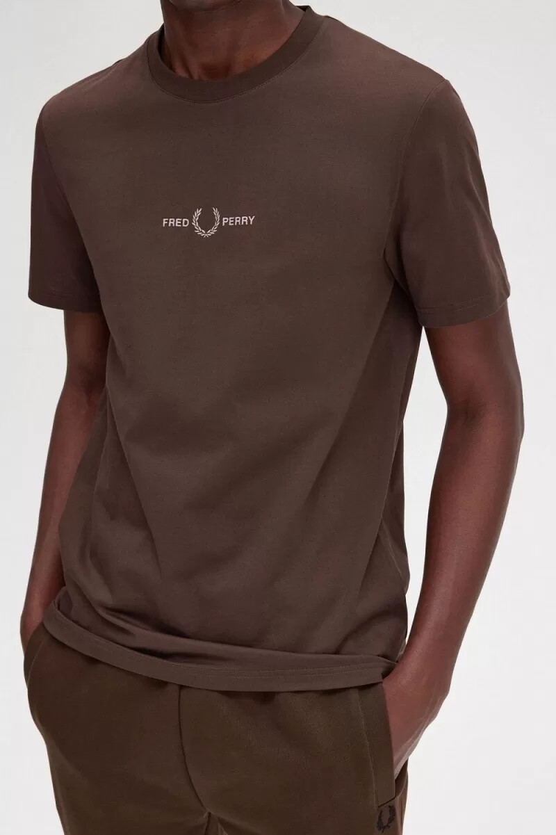 fred perry broderad herr t-shirt burnt tobacco