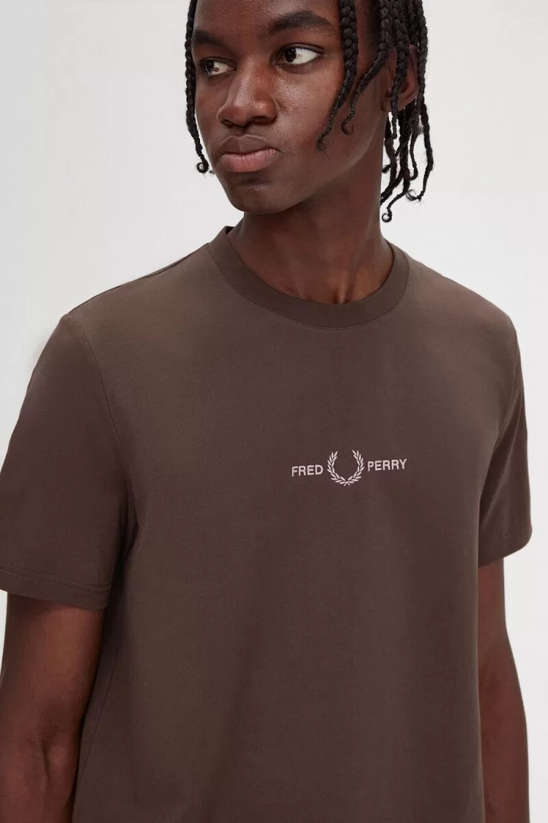 fred perry broderad herr t-shirt burnt tobacco