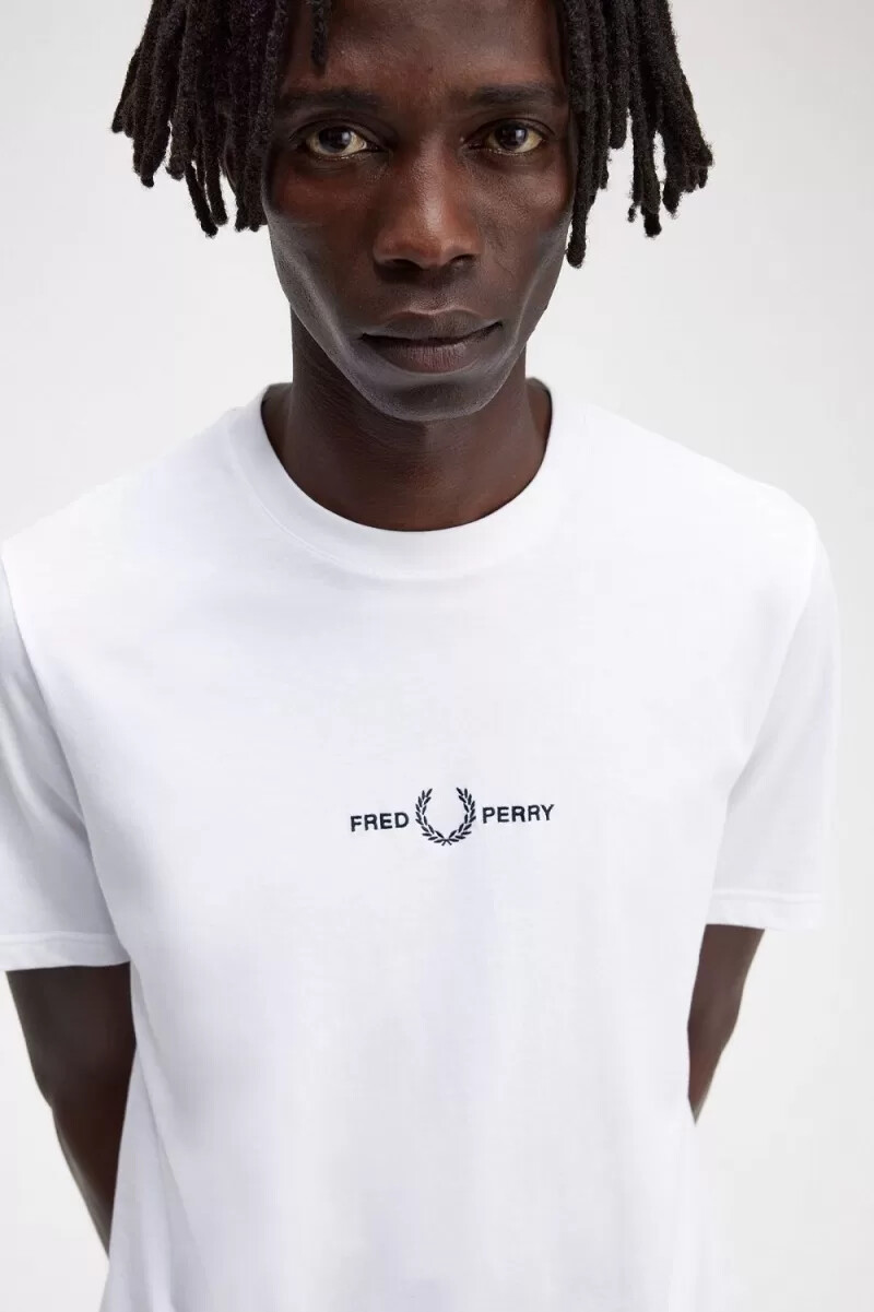 fred perry broderad herr t-shirt vit