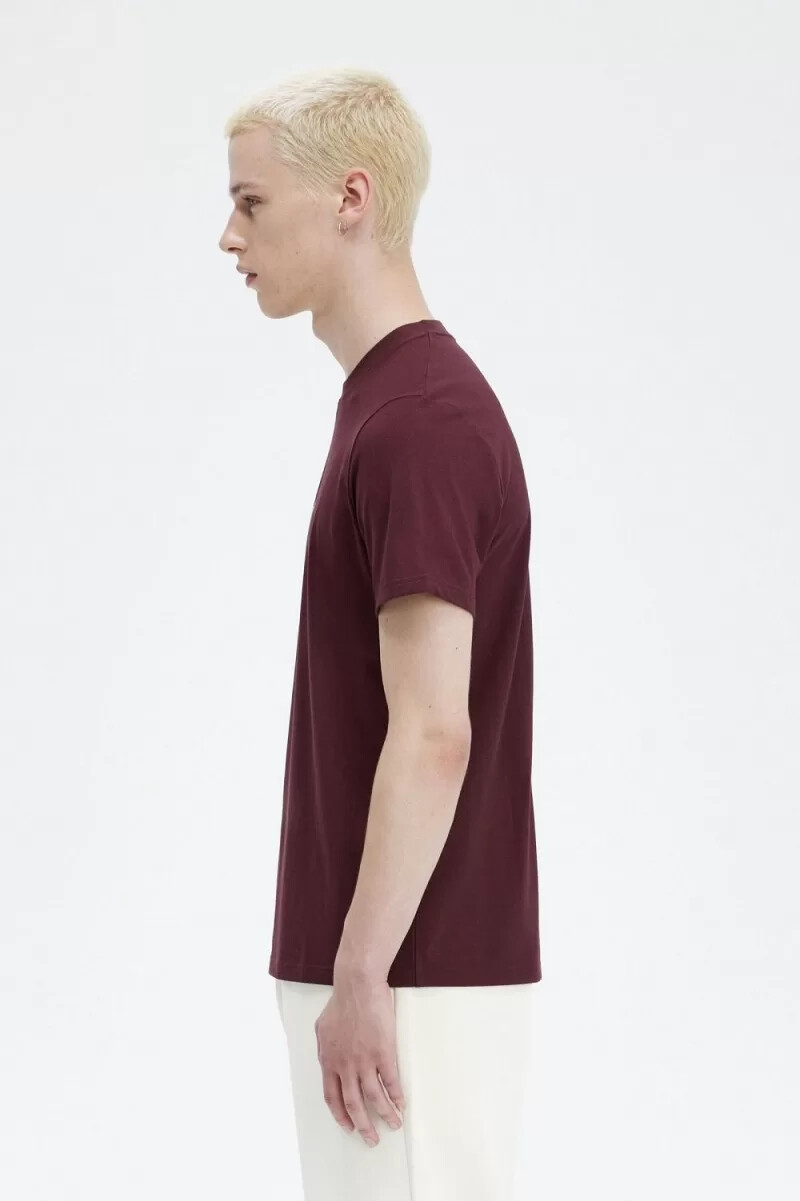 fred perry broderad herr-t-shirt oxblood