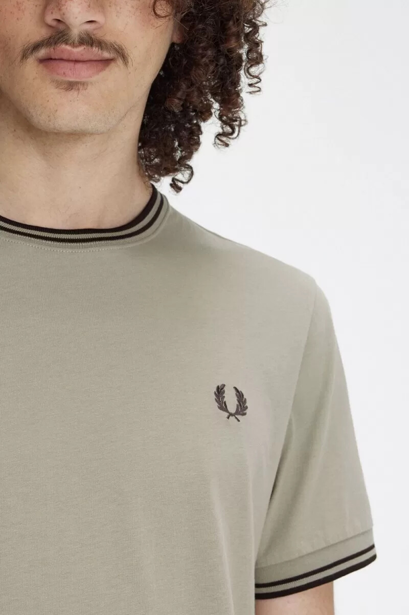 fred perry twin tipped herr t-shirt varm grå mörkröd