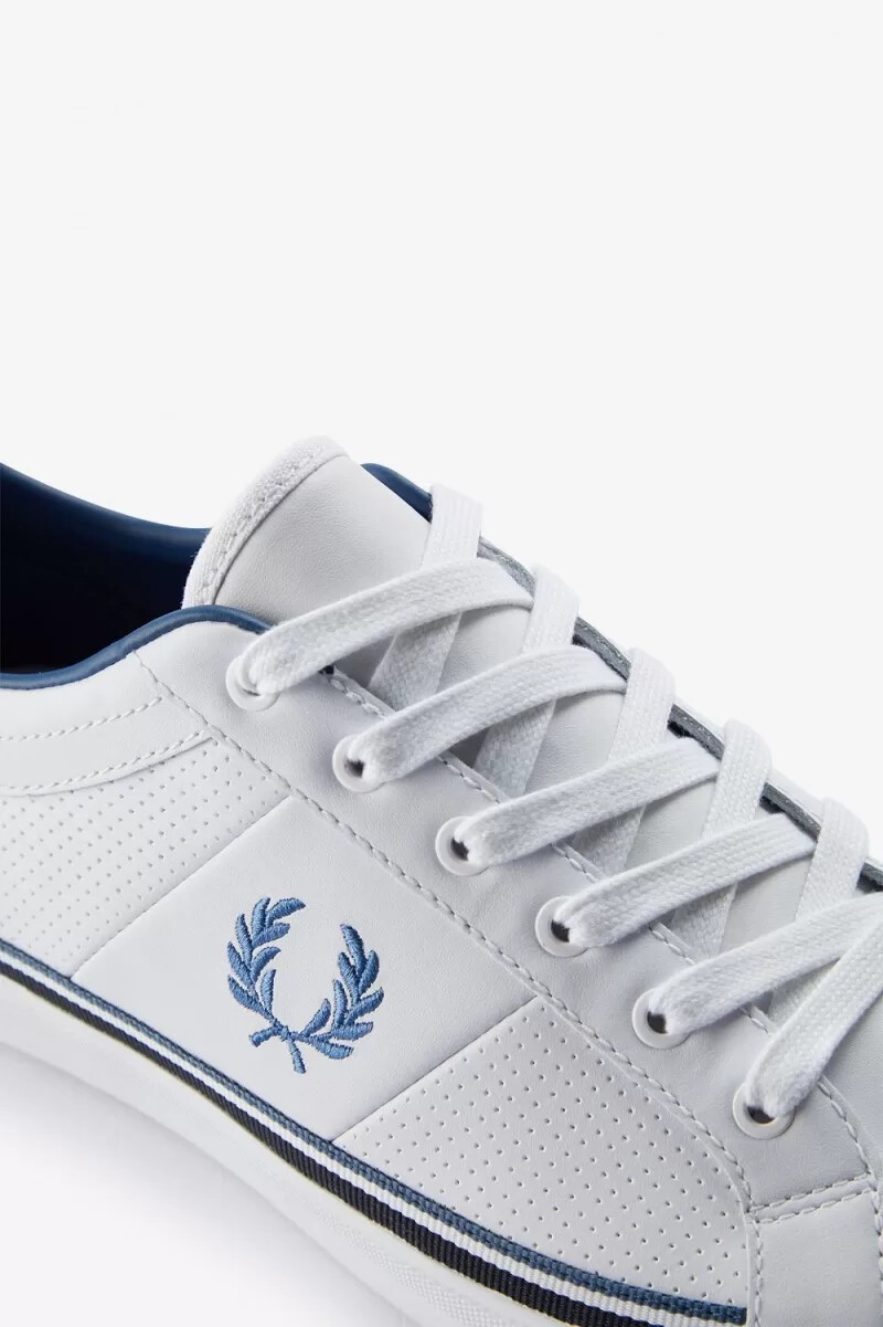fred perry perforated baseline herr tennisskor vita mellanblå