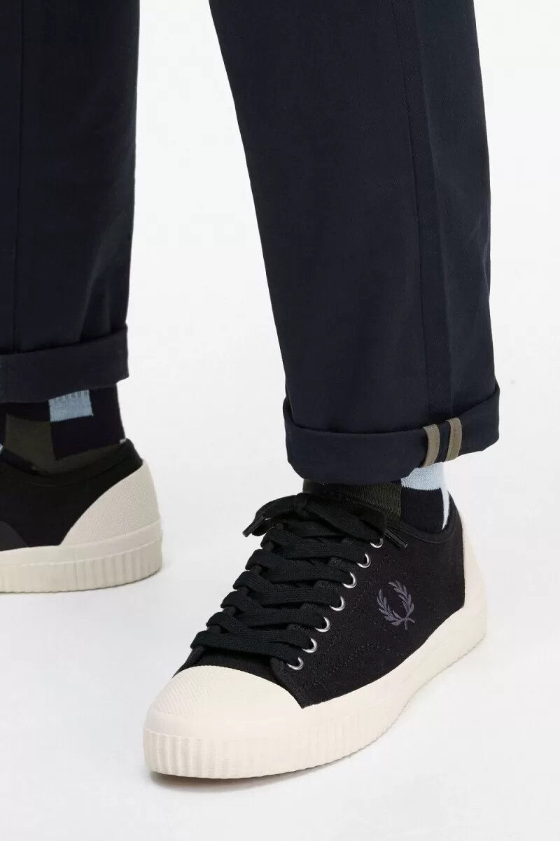 fred perry low hughes herr plimsolls svarta gunmetal