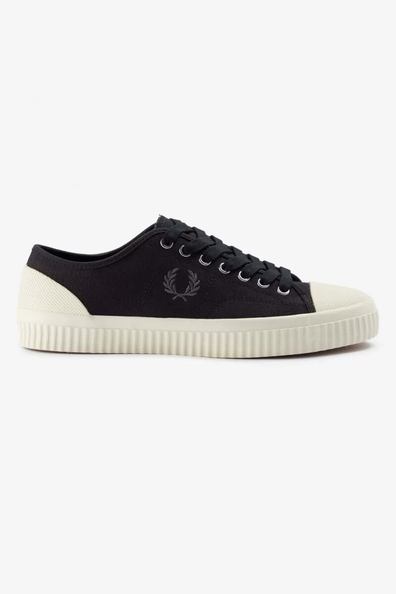 fred perry low hughes herr plimsolls svarta gunmetal