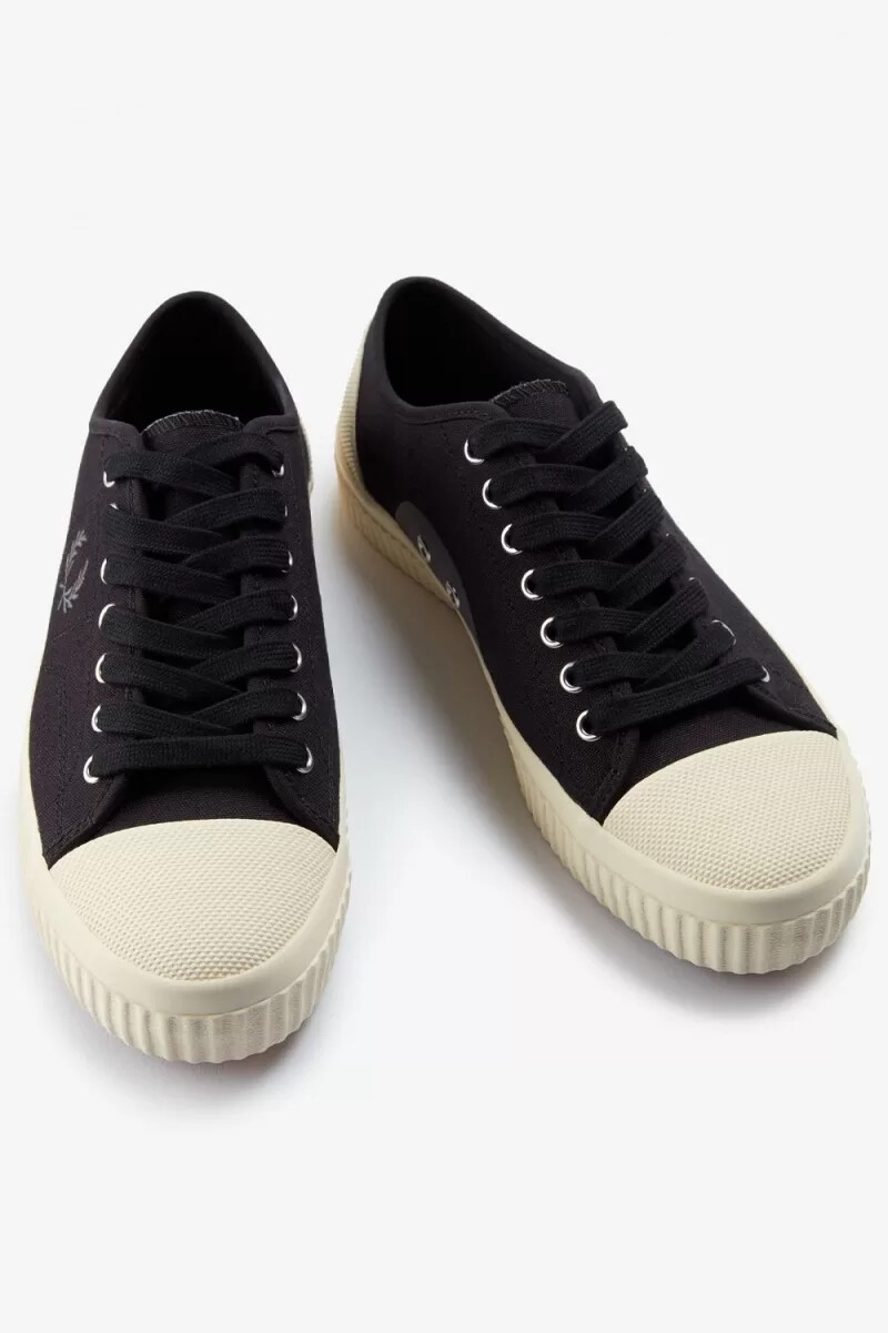fred perry low hughes herr plimsolls svarta gunmetal