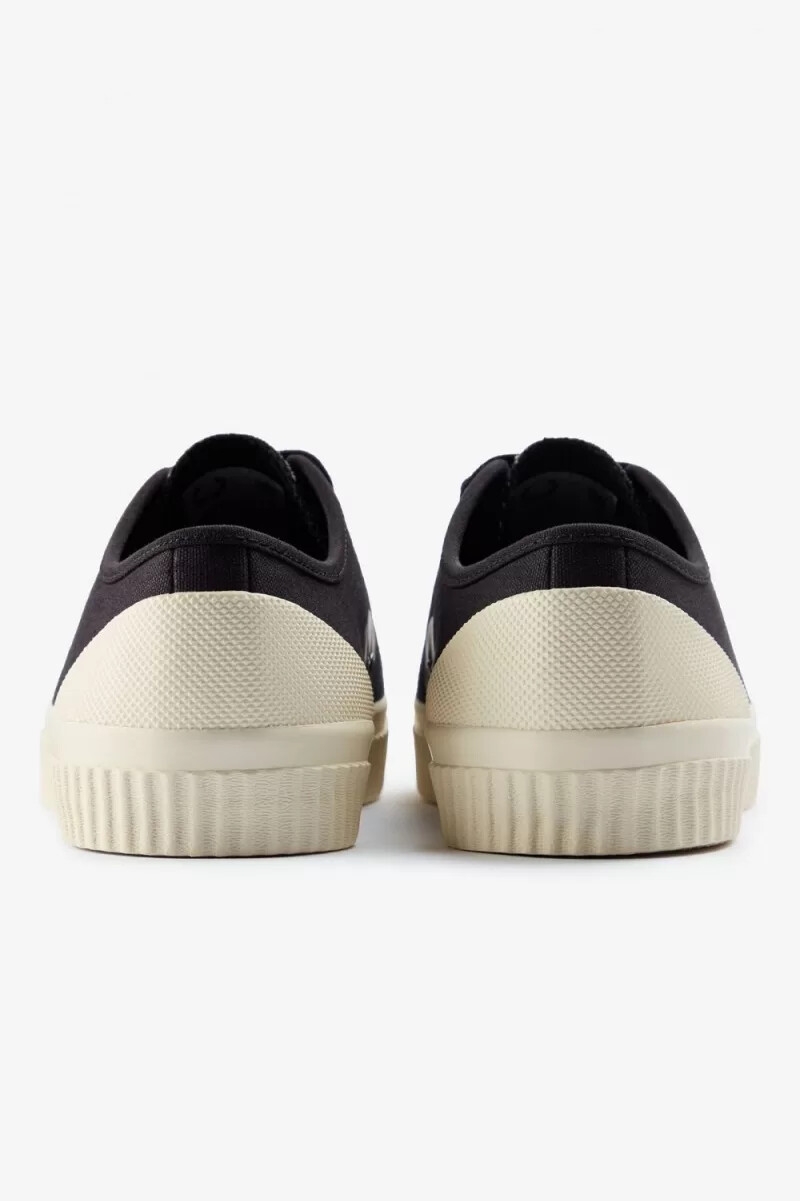 fred perry low hughes herr plimsolls svarta gunmetal