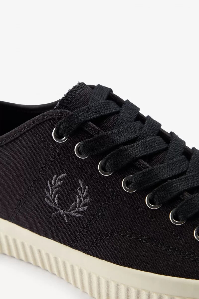 fred perry low hughes herr plimsolls svarta gunmetal