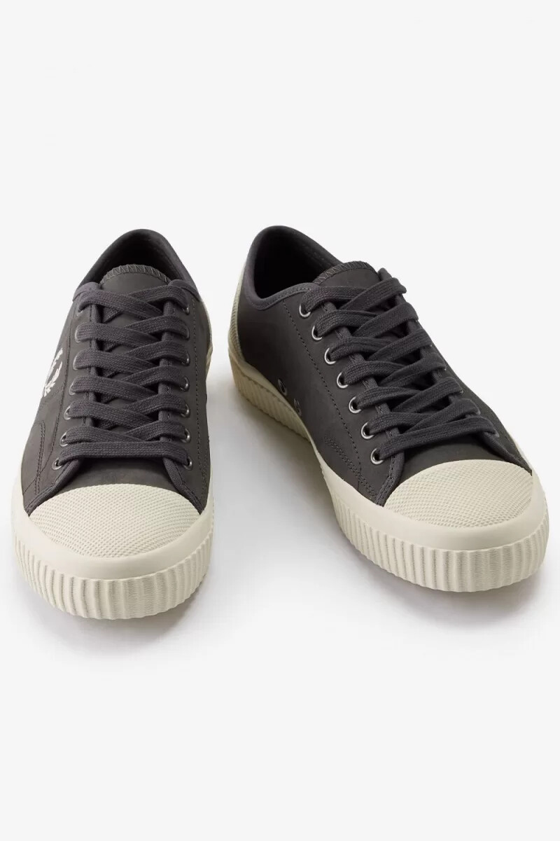 fred perry low hughes herr plimsolls gunmetal beige