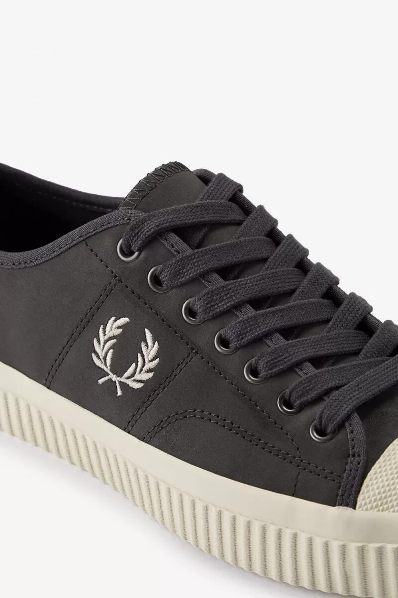 fred perry low hughes herr plimsolls gunmetal beige