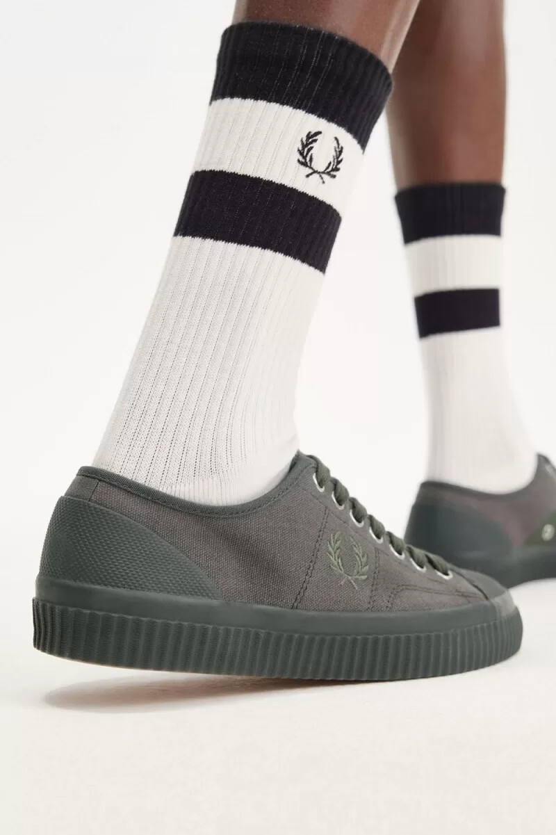 fred perry low hughes herr plimsolls field green varmgrå