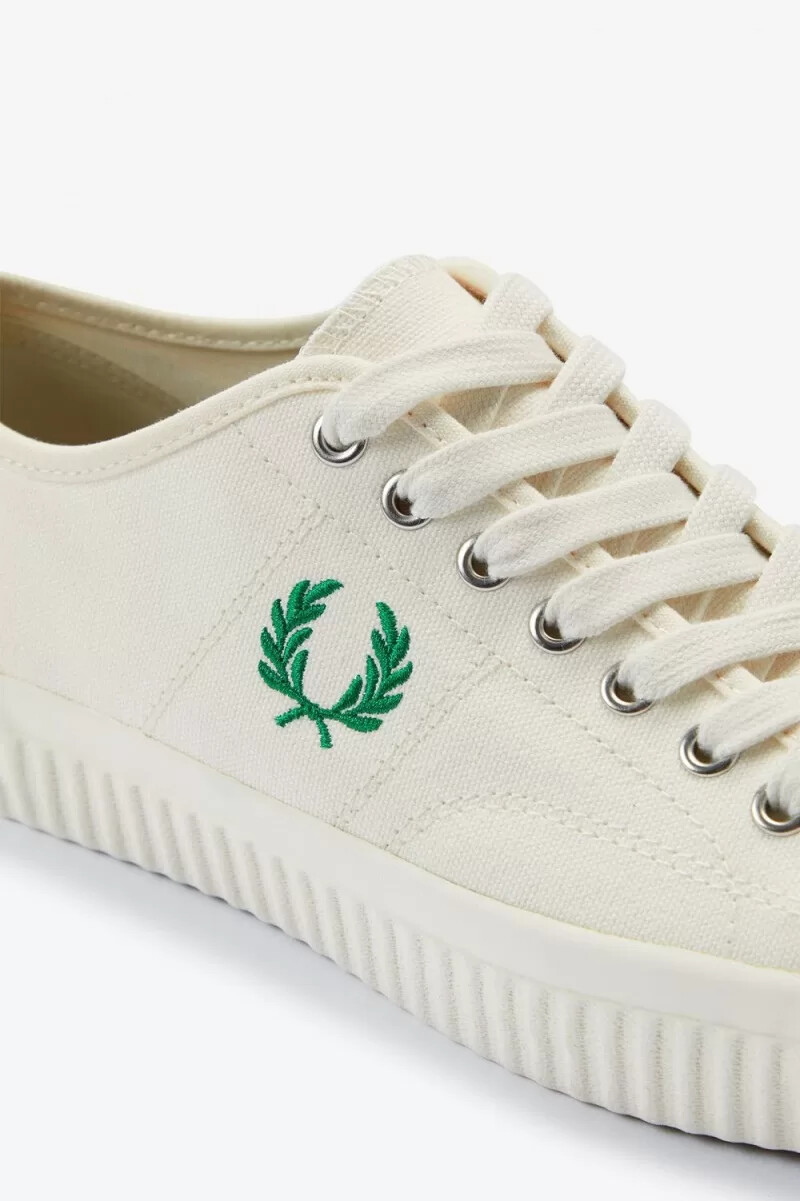 fred perry low hughes herr plimsolls ljusbeige