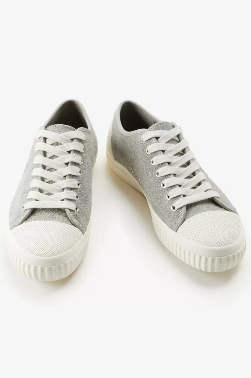 fred perry hughes low herr plimsolls grå