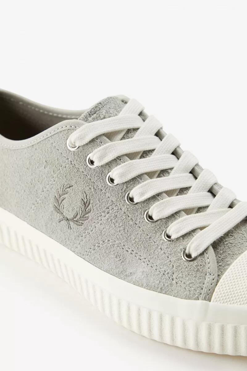 fred perry hughes low herr plimsolls grå