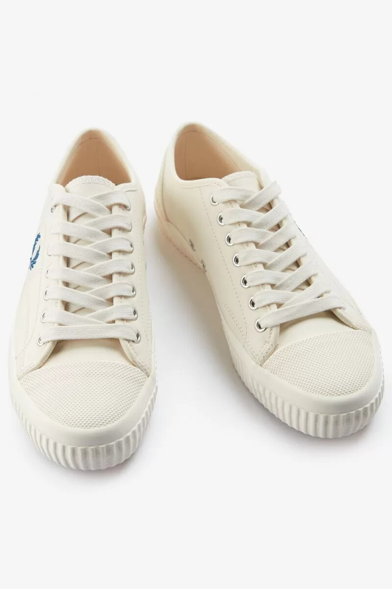 fred perry hughes low herrskor i ljusbeige skuggad koboltblå