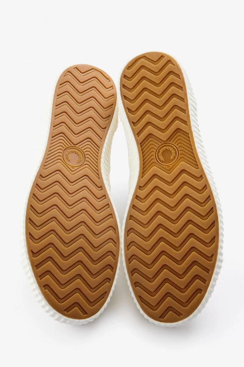 fred perry hughes low herrskor i ljusbeige skuggad koboltblå