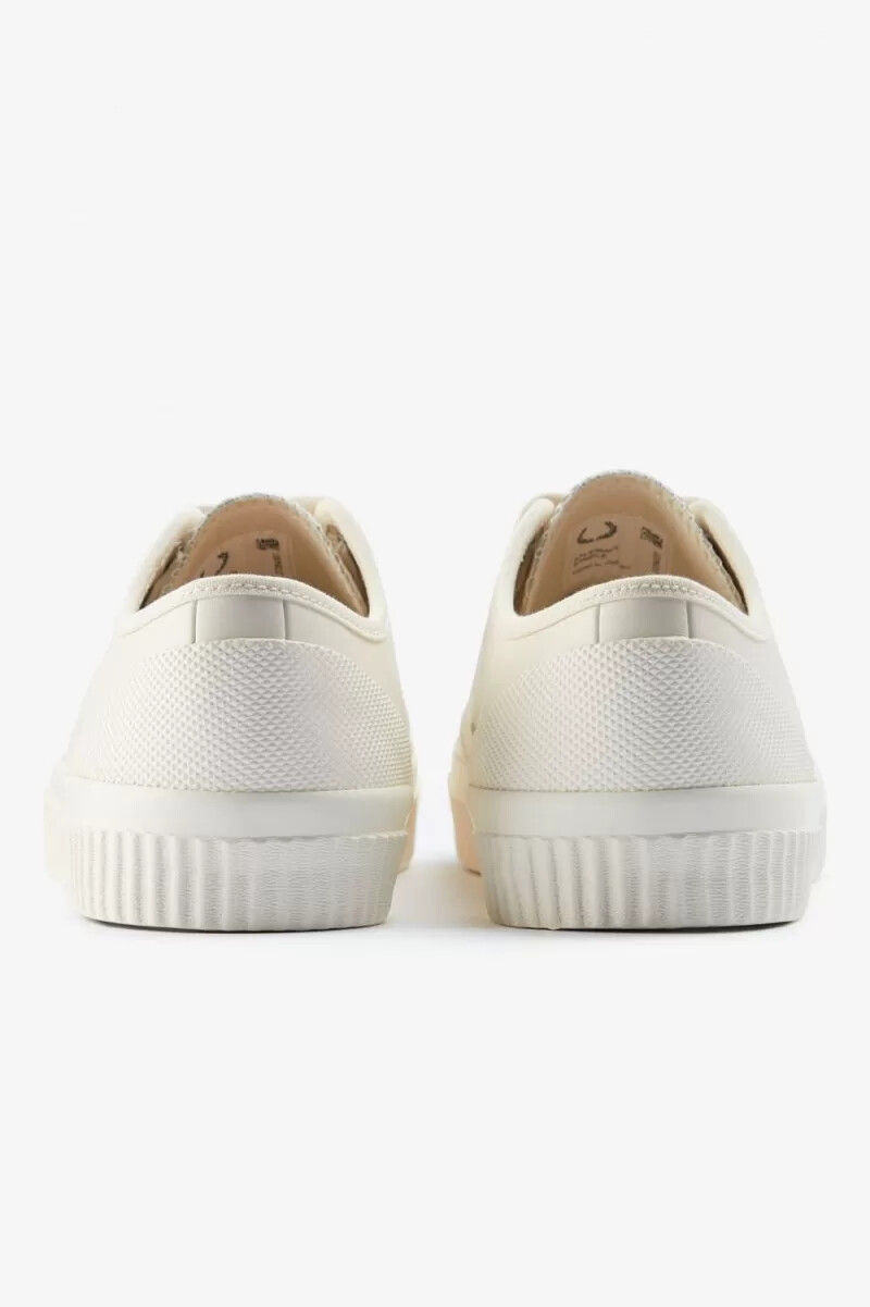 fred perry hughes low herrskor i ljusbeige skuggad koboltblå