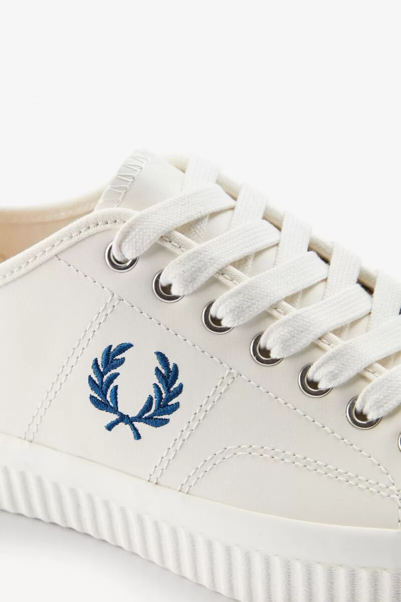 fred perry hughes low herrskor i ljusbeige skuggad koboltblå