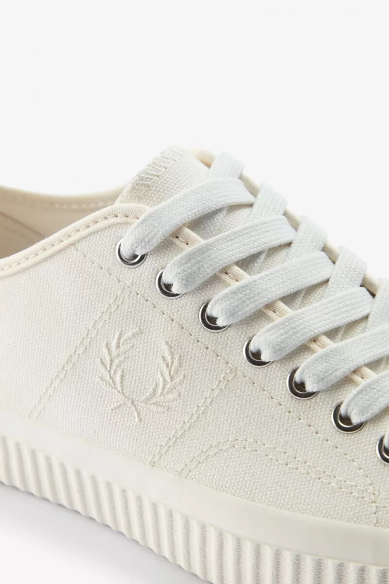 fred perry low hughes herr plimsolls elfenben ljusbeige