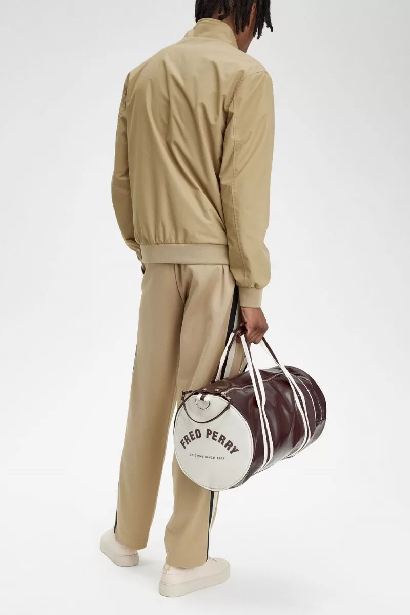 fred perry classic barrel herrväskor mörkröd beige