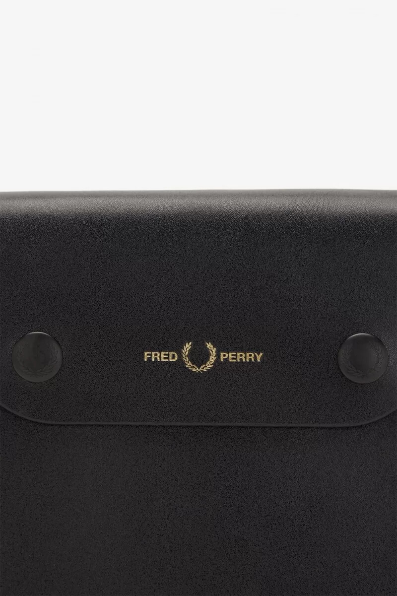 fred perry herrväskor i burnished leather svarta